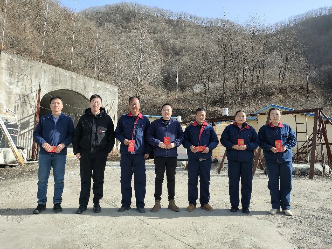 洛南县环保分局慰问中陕核测试公司黄龙河330项目一线员工